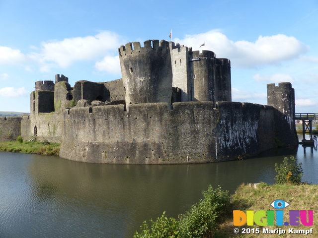 FZ023976 Caerphilly castle